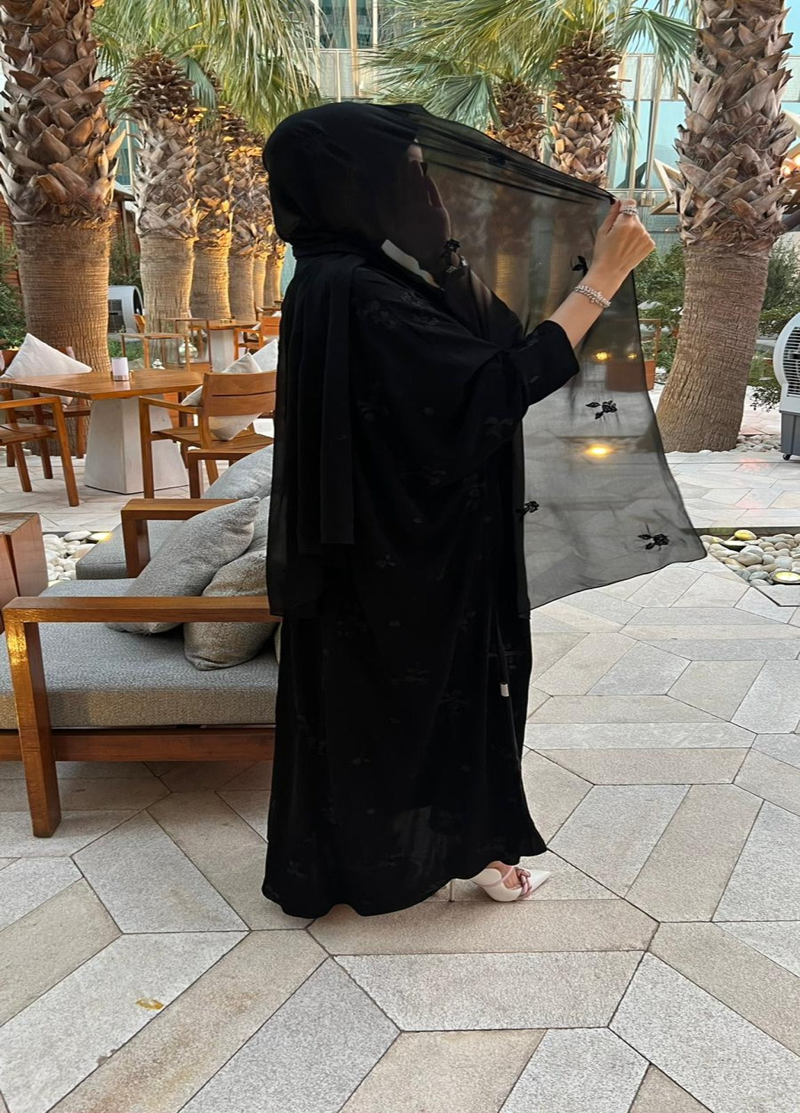ملفع تطريز ورد اسود