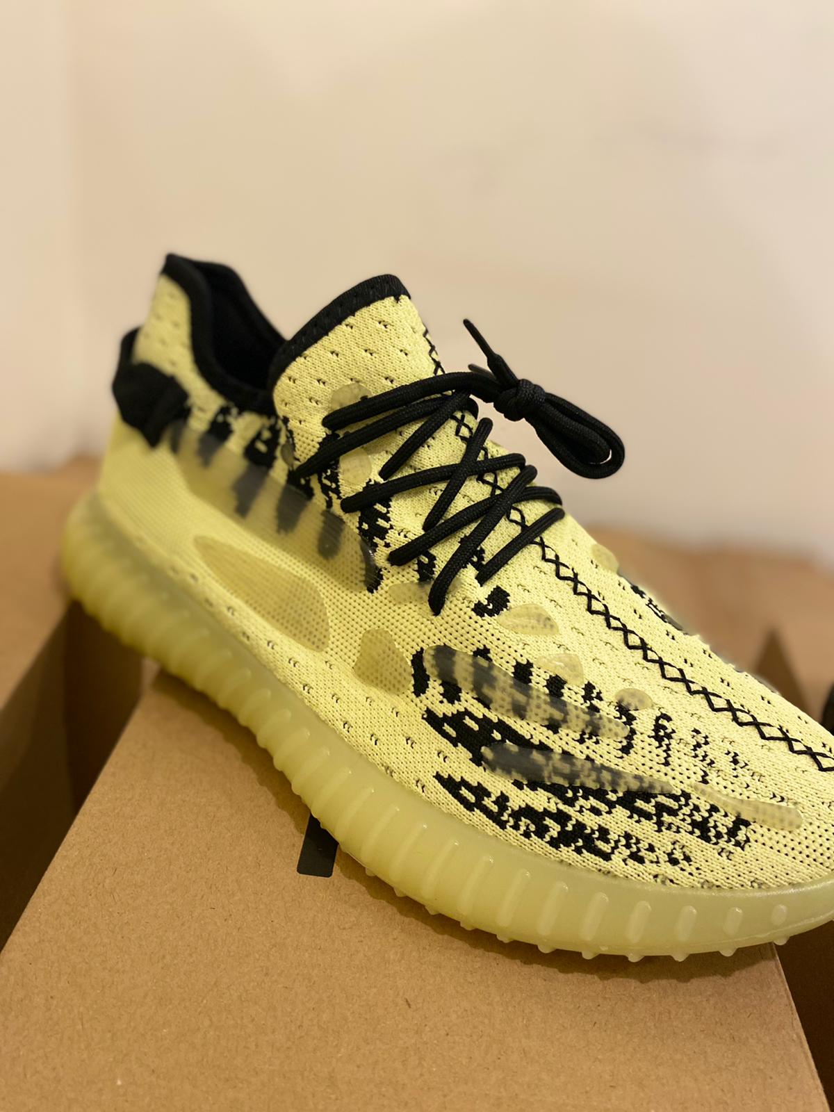 Yeezy حذاء مضيئ