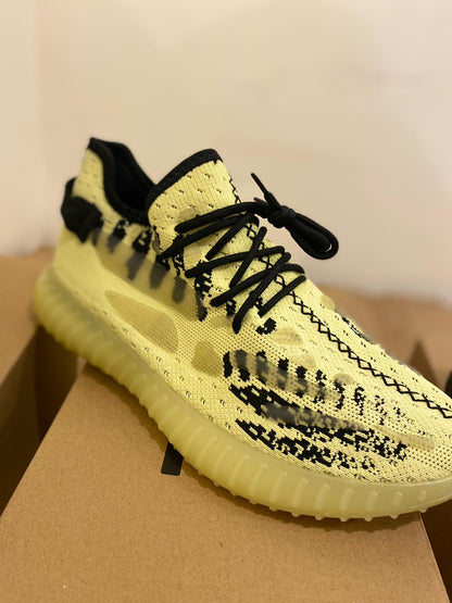 Yeezy  حذاء مضيئ