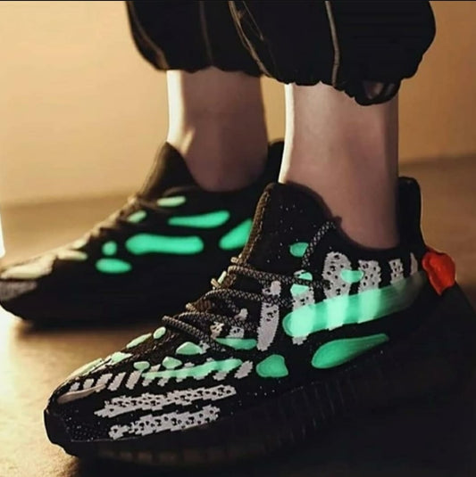 Yeezy  حذاء مضيئ
